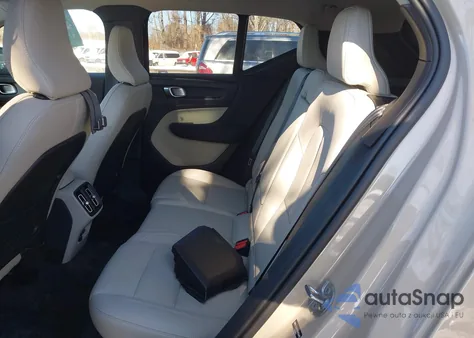 2025 Volvo Xc40 B5 Plus Dark Theme z USA, uszkodzony, nr VIN YV4L12UC5S2455442